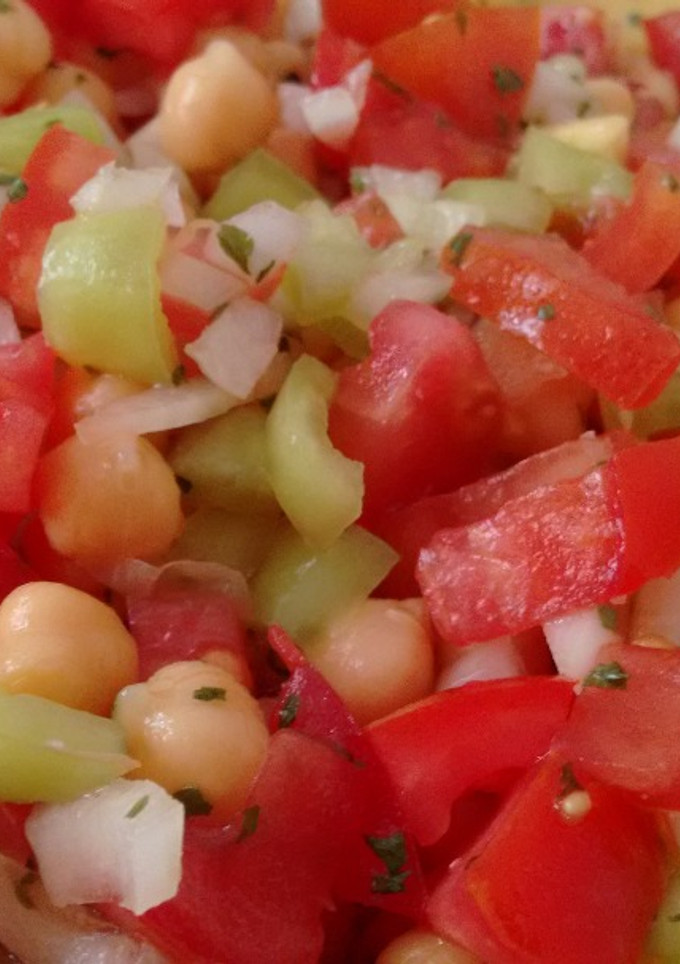 Una foto de “Trampó mallorquín”, ensalada de verduras y  garbanzos aliñada con Agua de Mar