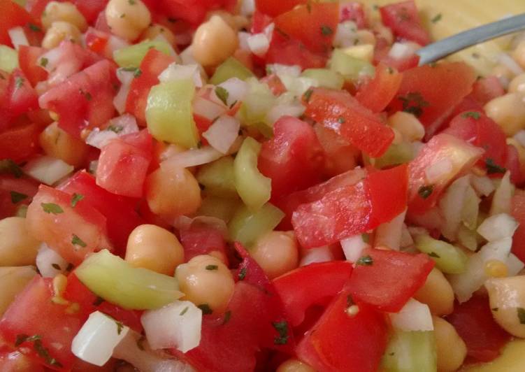 “Trampó mallorquín”, ensalada de verduras y  garbanzos aliñada con Agua de Mar