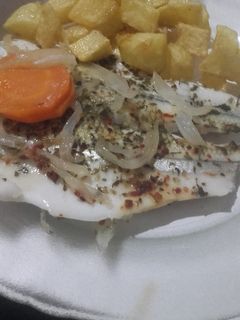 Una foto de Pejerrey al horno con verduras y papas fritas