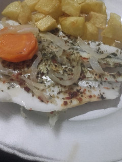 Una foto de Pejerrey al horno con verduras y papas fritas