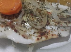 Una foto de Pejerrey al horno con verduras y papas fritas