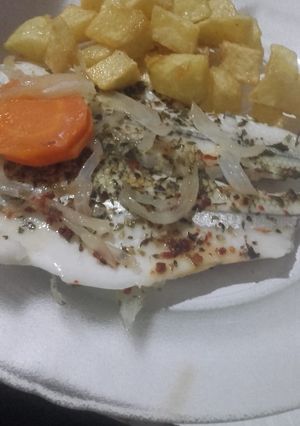 Una foto de Pejerrey al horno con verduras y papas fritas