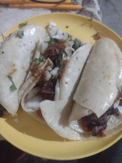 Una foto de TACOS DE Chicharrón #2 CON FRIJOLES ADOBADOS FRITOS 😋😋