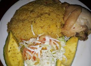 Una foto de Arroz con pollo y ensalada de coll, tomate y aguacate a lo cubano
