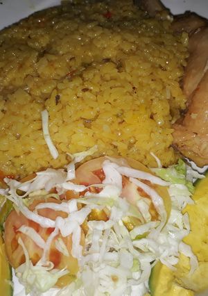Una foto de Arroz con pollo y ensalada de coll, tomate y aguacate a lo cubano