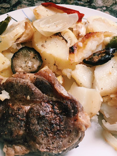 Una foto de Lomo de cerdo con patatas y verduras al horno🍆