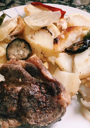 Foto principal de Lomo de cerdo con patatas y verduras al horno🍆