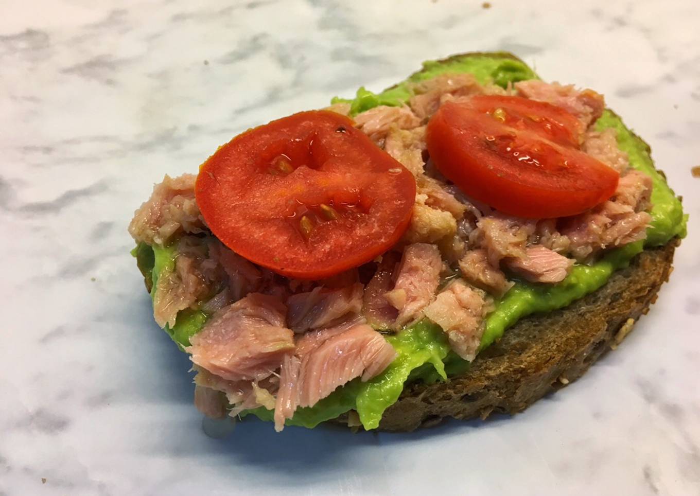 Tostada de aguacate y atún para desayunos de domingo 🥑 🍅 🐟