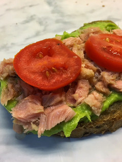 Foto principal de Tostada de aguacate y atún para desayunos de domingo 🥑 🍅 🐟