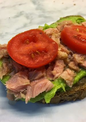 Foto principal de Tostada de aguacate y atún para desayunos de domingo 🥑 🍅 🐟