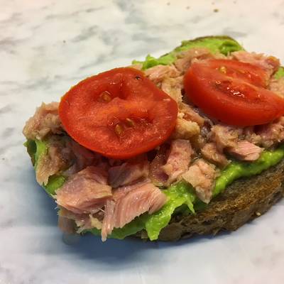 Tostada de aguacate y atún para desayunos de domingo ? ? ? Receta de  Sara PA - Cookpad