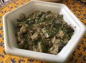 Une photo de Poulet aux champignons, coriandre et crème de masala