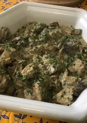 Une photo de Poulet aux champignons, coriandre et crème de masala