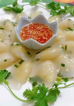 A picture of Vegetarian Banh Bot Loc with Mung Bean Filling.