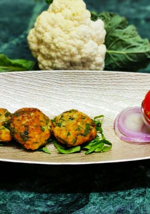 चटपटा गोभी और पालक फ्रिटर्स एयर फ्रायर में(chatpata gobhi-Palak fritters air fryer in hindi) रेसिपी मुख्य फोटो