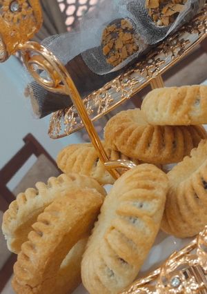 A picture of Kaak Nakach (Algerian Stuffed Date Cookies).