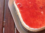 Una foto de tarta de queso y cerezas