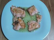 Una foto de salmón al limón con romero