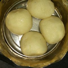 A picture of Homemade Rasgullas.