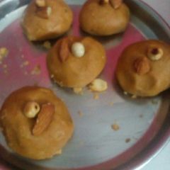 A picture of Besan laddu.
