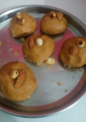 A picture of Besan laddu.