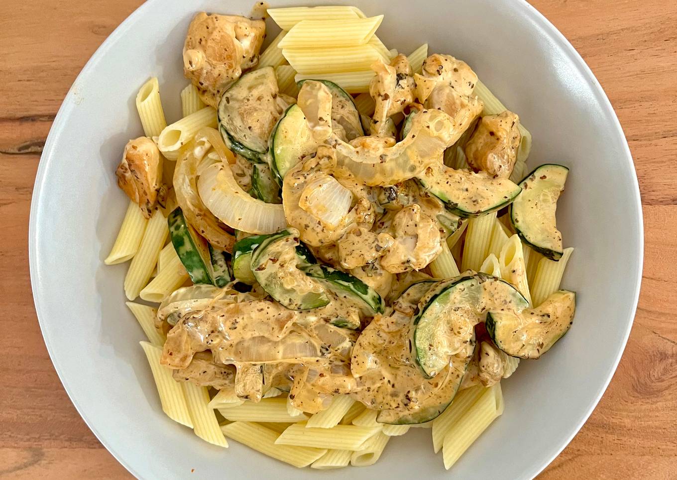 🍗 Pasta con salsa de pollo y calabacín 🥒