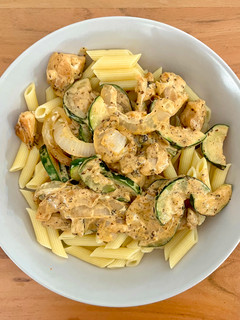 Una foto de 🍗 Pasta con salsa de pollo y calabacín 🥒