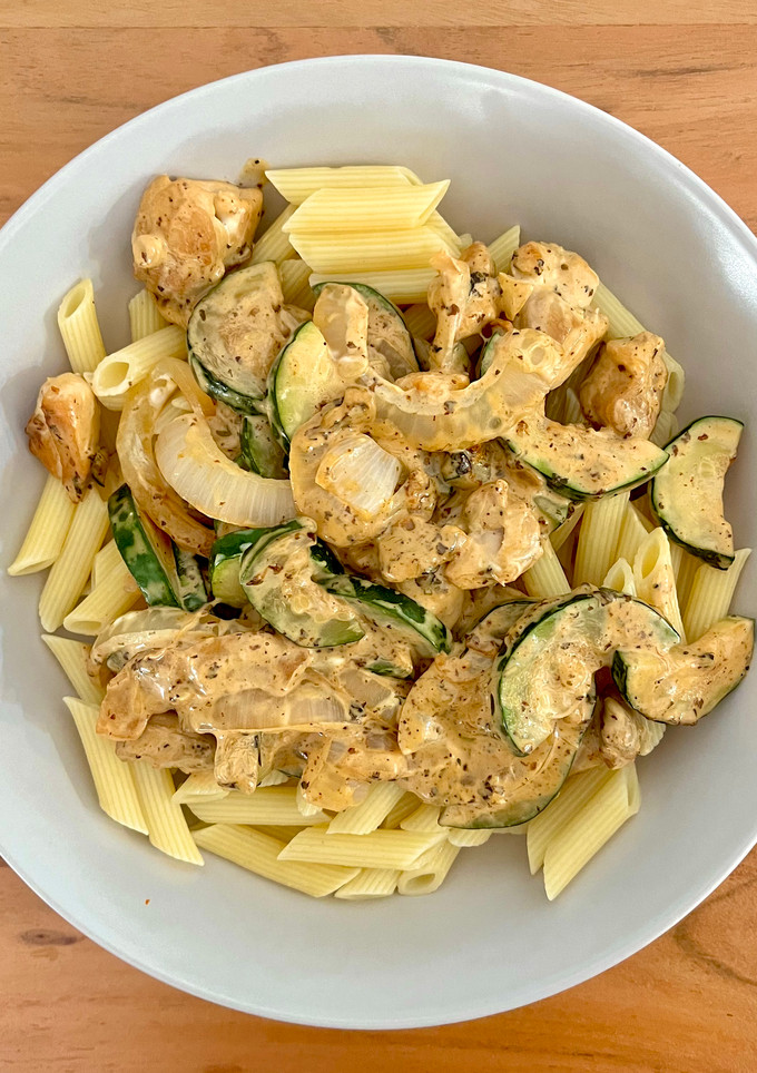 Una foto de 🍗 Pasta con salsa de pollo y calabacín 🥒