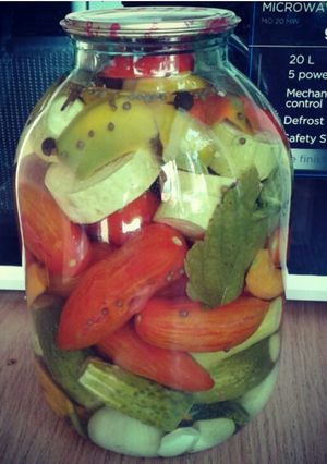 Фото Ассорти из маринованных овощей на зиму.