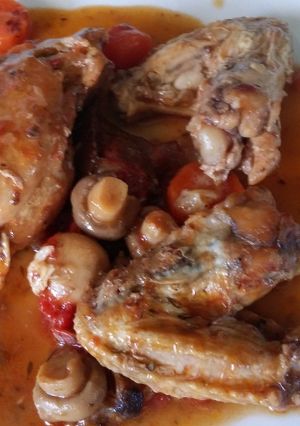 Foto principal de Pollo rustido con champiñones y níscalos