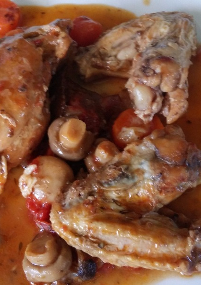 Una foto de Pollo rustido con champiñones y níscalos