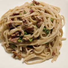 A picture of Blue cheese linguine with bacon, peas, and walnuts.