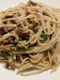 A picture of Blue cheese linguine with bacon, peas, and walnuts.