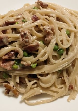 A picture of Blue cheese linguine with bacon, peas, and walnuts.