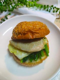 菠菜雞胸肉夾蛋漢堡 的食譜成品照片