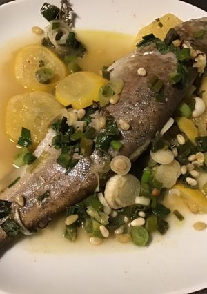 Une photo de Truites aux oignons nouveaux,pignons de pin et citron confit