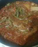 Chicharrón con nopales en chile rojo