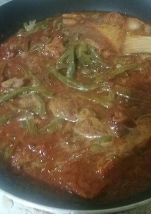 Una foto de Chicharrón con nopales en chile rojo
