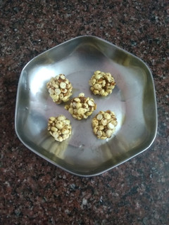 பொட்டு கடலை உருண்டை (Potu kadalai urundai recipe in Tamil செய்முறை முக்கிய புகைப்படம்