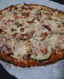 Pizza con base de coliflor, de calabacín y jamón