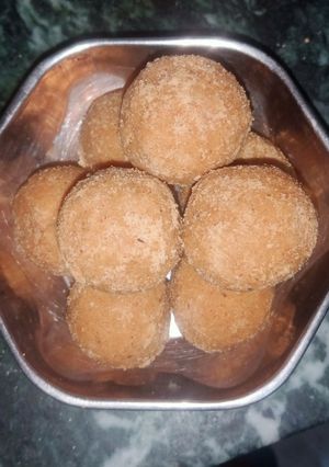 बेसन के लड्डू (besan ke ladoo recipe in Hindi) रेसिपी मुख्य फोटो