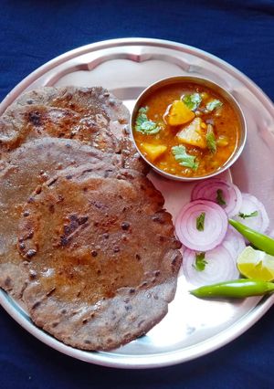 देशी स्टाइल बाजरा की रोटियां(Deshi style bajra ki rotiya recipe in Hindi) रेसिपी मुख्य फोटो