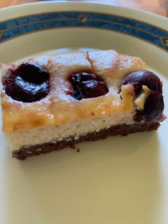 Csoki, túrós, meggyes szelet recept fotója