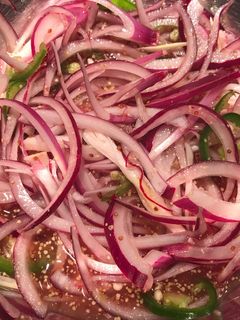 Una foto de Cebolla roja encurtida / en escabeche, con jalapeño