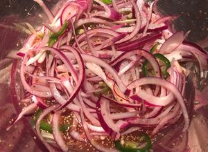 Una foto de Cebolla roja encurtida / en escabeche, con jalapeño