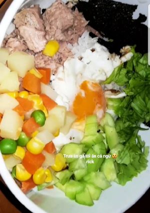 Hình của món Cơm trộn cá ngừ.