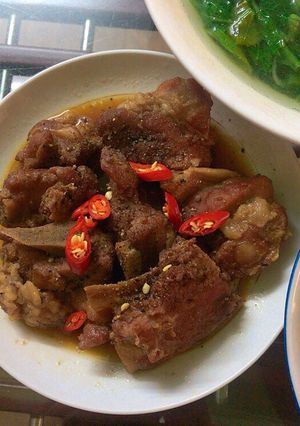 Hình của món Sườn kho tiêu.