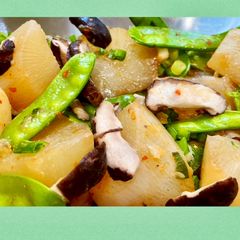 A picture of Daikon Radish with Shiitake Mushrooms and Snow Peas.