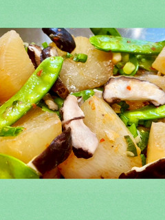 A picture of Daikon Radish with Shiitake Mushrooms and Snow Peas.