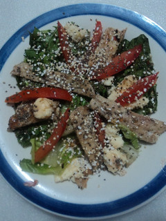 Una foto de Ensalada con milanesa de pollo asada, aderezo de tuna-miel con amaranto y chía. Jalisco México